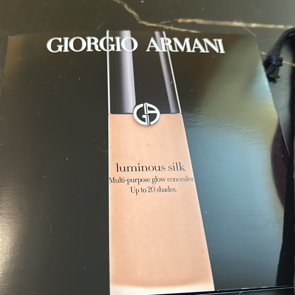 Giorgio Armani Red Cosmetic Pouch Set - Picture 8 of 13